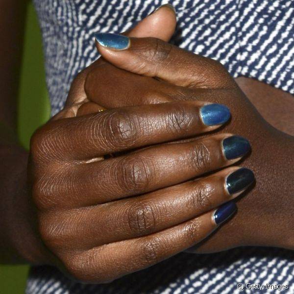 Lupita Nyong'o usou o azul para fazer um degrad? entre os dedos em um evento pr?-Oscar 2014, come?ando do mais claro no polegar at? um mais escuro no dedo m?nimo
